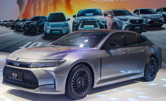 亚洲龙失宠,皇冠继续上位,新轿车年底发布,正面对标奔驰e级