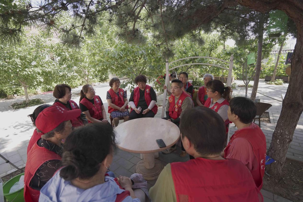 看看咱们"老工友"!东风街道羊二社区"老工友"助人自助服务队