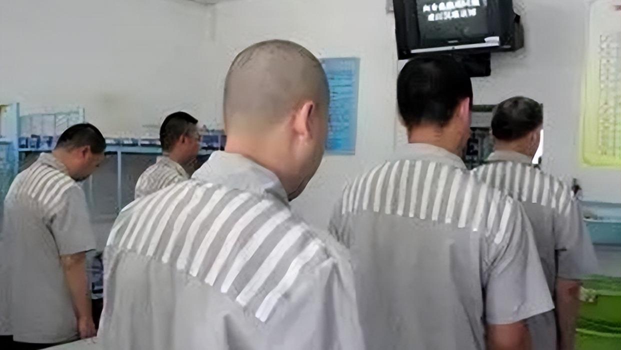 纪实:黑老大邹显卫,把女狱警当情妇,在监狱掌管大权控制警察