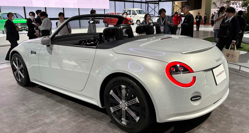 copen概念车:后轮驱动的敞篷小跑车在2023年的日本移动展上,大发汽车