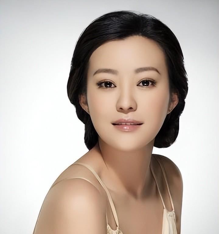 因"一脱成名"失掉邓超,首任丈夫踩其上位,二婚嫁素人生双胞胎