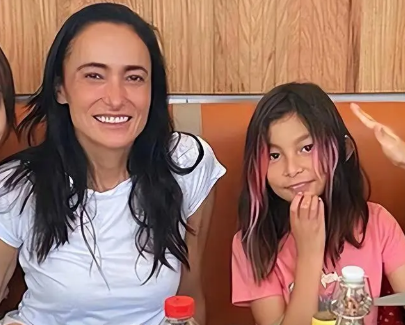 吴彦祖10岁女儿近照曝光,吴斐然挑染粉发好时髦,和妈妈长超像