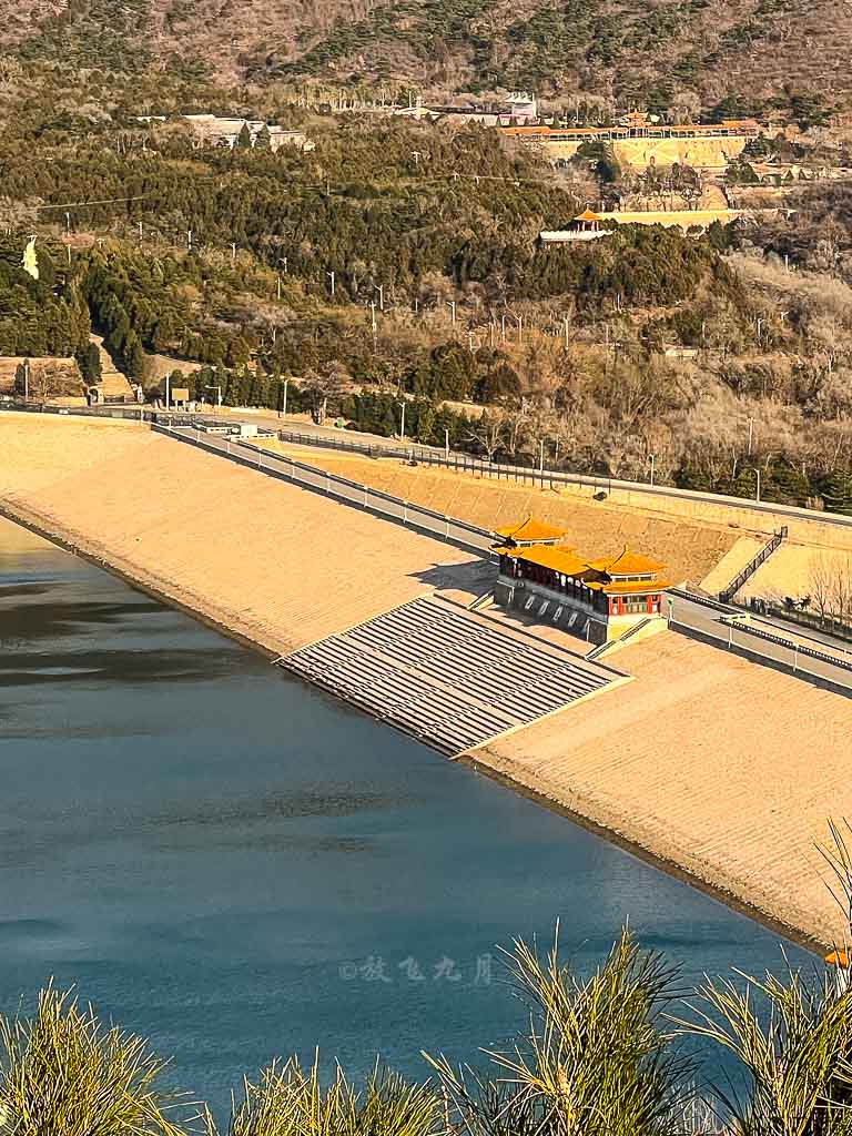 北京初冬爬山徒步,十三陵水库大坝,苍山碧水美如画