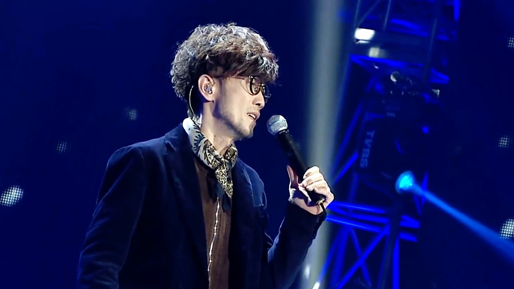 昨晚知名歌手演唱会惊现失足摔倒,粉丝评论区热议