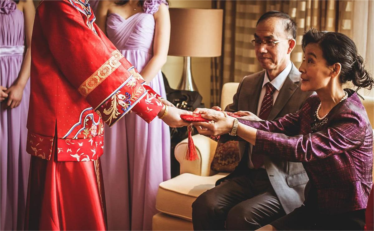 故事:我没要彩礼嫁给老公,婆婆婚礼上只给50元改口费:你自愿的