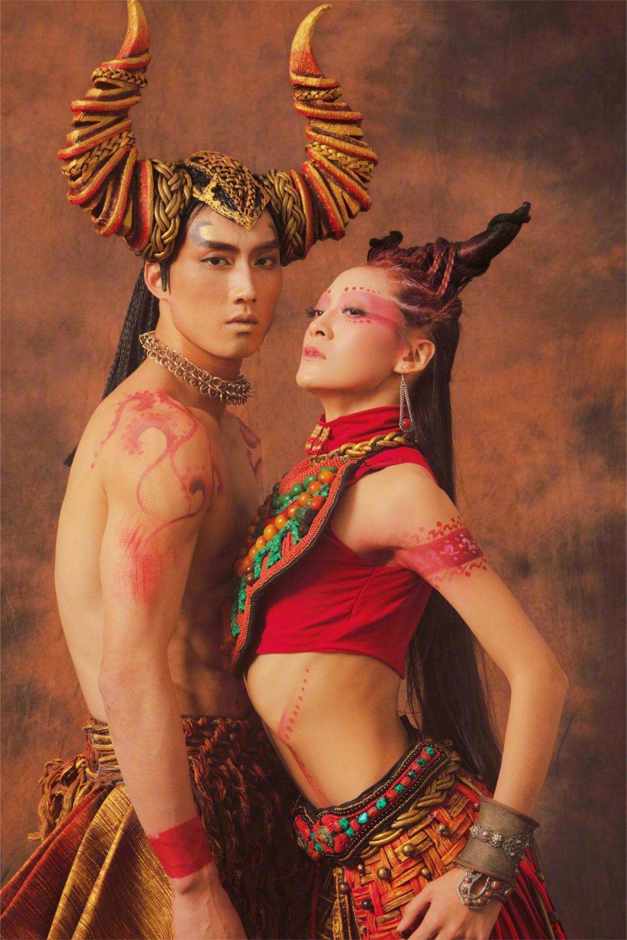 杨丽萍孔雀舞又惹争议,男舞者穿着暴露,尺度太大辣眼睛