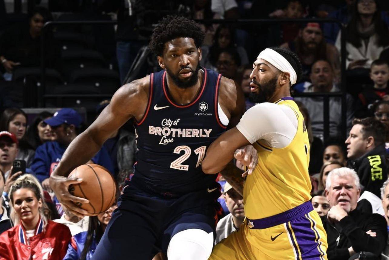 詹姆斯0篮板叉腰甩锅队友