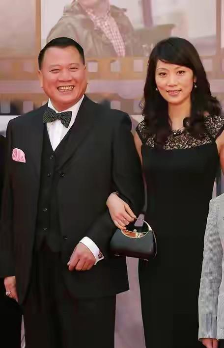 万梓良携小16岁妻子郭明黎出镜,女方气质出众,风情万种