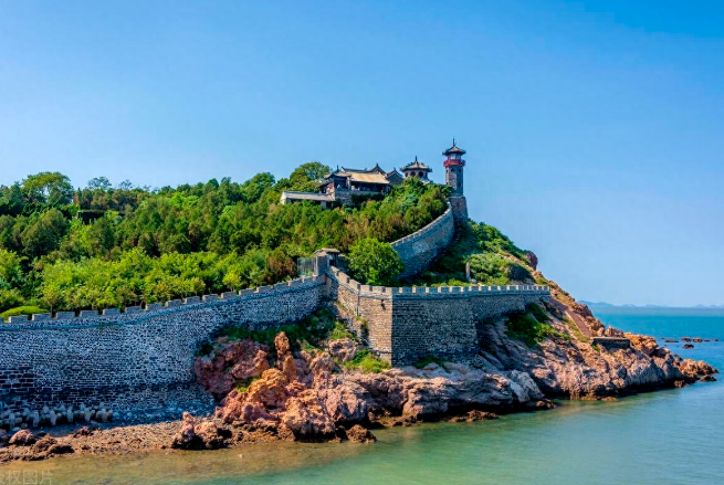 蓬莱阁,坐落于山东省烟台市蓬莱区城北的丹崖山上,是中国古代四大名楼