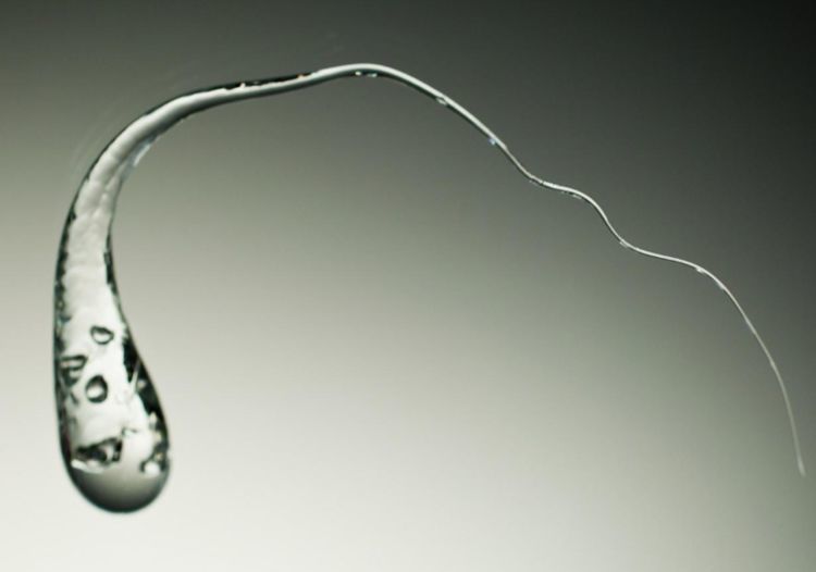 子弹都打不烂的"鲁伯特之泪",却一捏就碎?