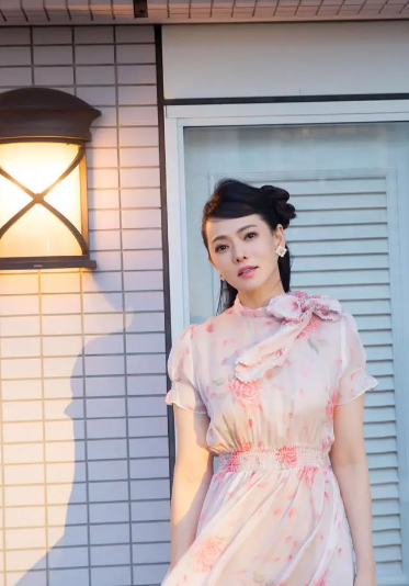 伊能静泰国大秀泳装,白发吸睛,手背粗糙,儿子穿着再引争议