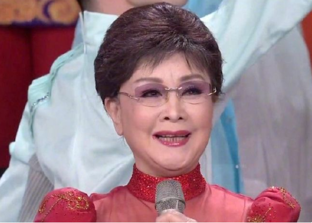 78岁李谷一缺席春晚后首露面,脸白状态差,与领导合影弯腰引热议