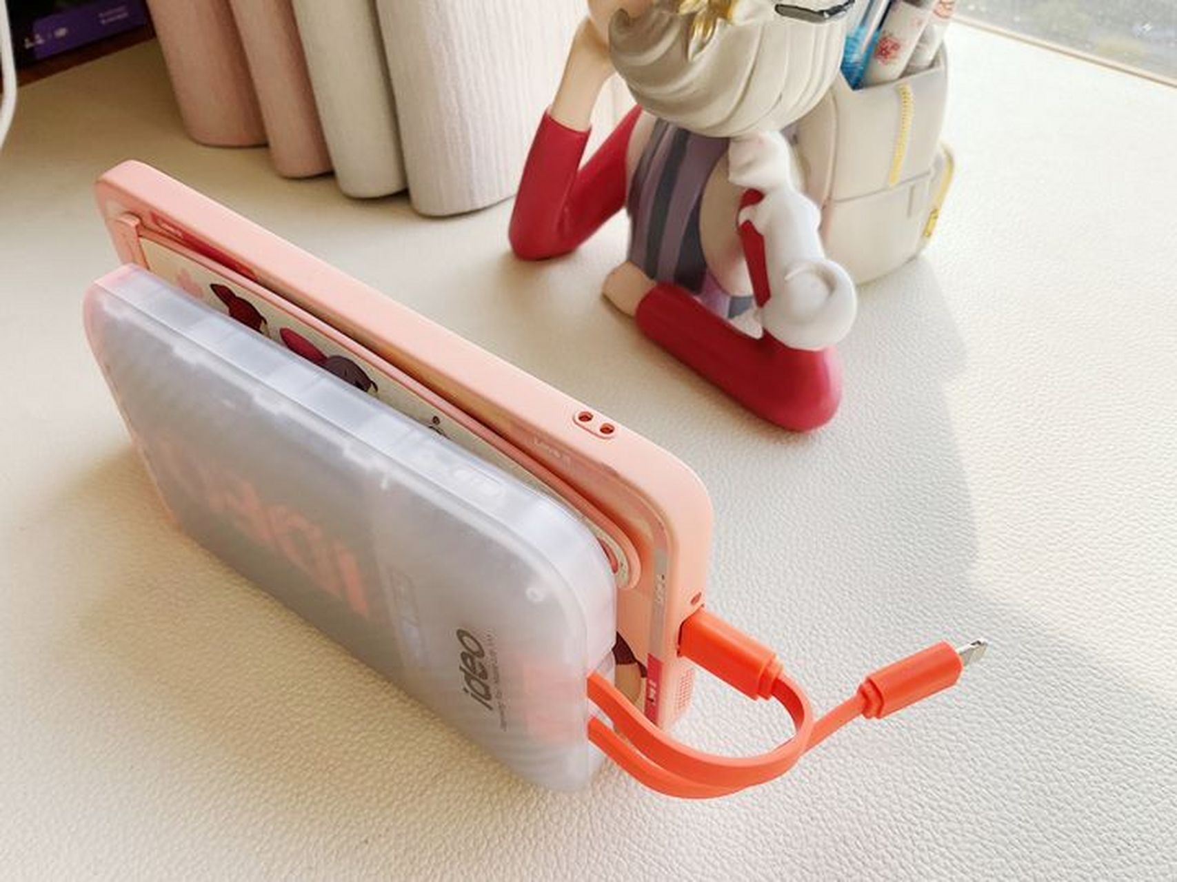 ideo充电宝轻薄便携,可拆分设计,同时给多个设备充电,且具有多重安全