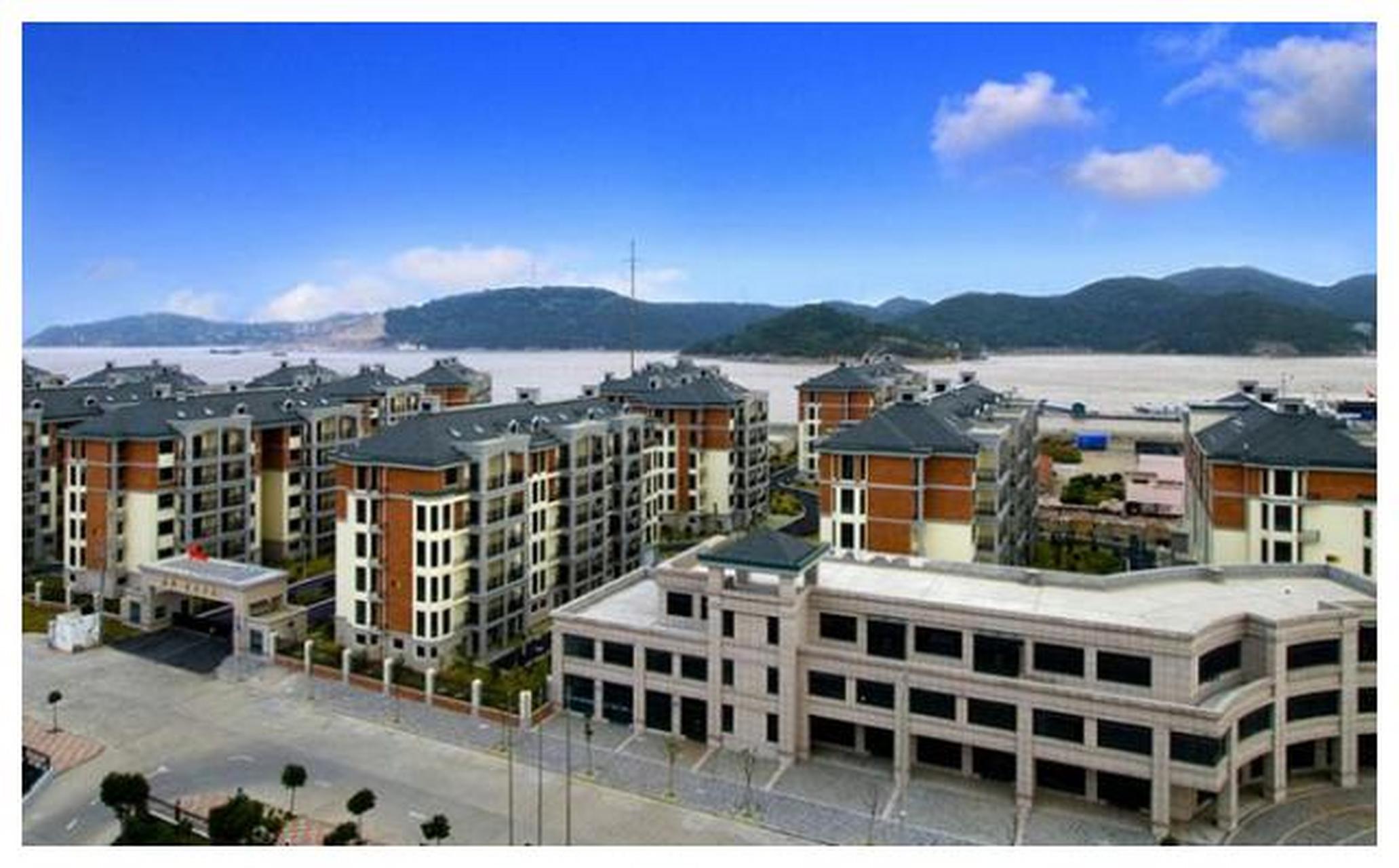 舟山市的六横镇是一个由105个岛屿组成的繁荣小镇,拥有丰富多样的旅游