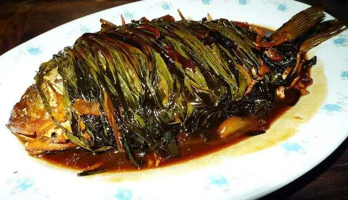 葱烤鲫鱼,是苏州传统的名菜之一,也是苏帮菜系的代表之一