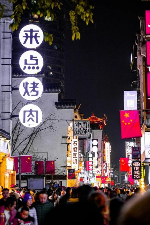 散发着城市魅力的网红街门头是运用什么工艺制作的?