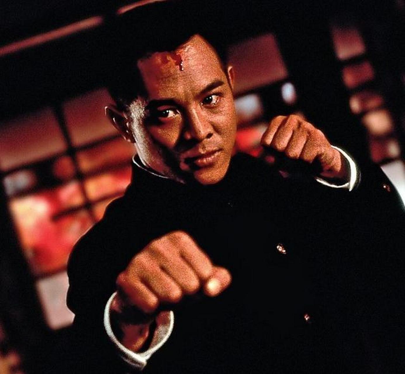 李连杰因年轻时过度追求武术,导致身体逐渐衰弱,近期宣布与妻子交代后