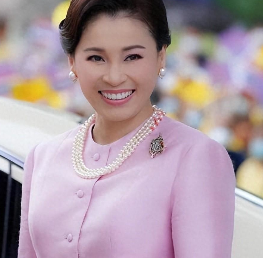 泰国王室的拼图御画像,恭喜平民王后苏提达,有了独当一面的之地