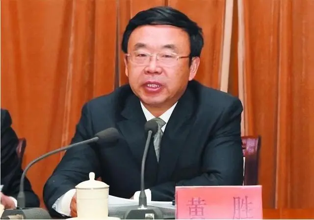 案例:山东巨贪黄胜落马记,敛财千万包养情妇,被捕前老婆已移民