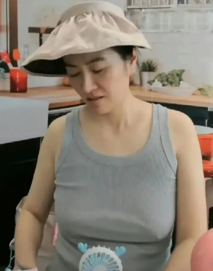 叶璇近况惹争议!膀大腰粗满脸褶,不穿内衣直播,被批擦边无底线