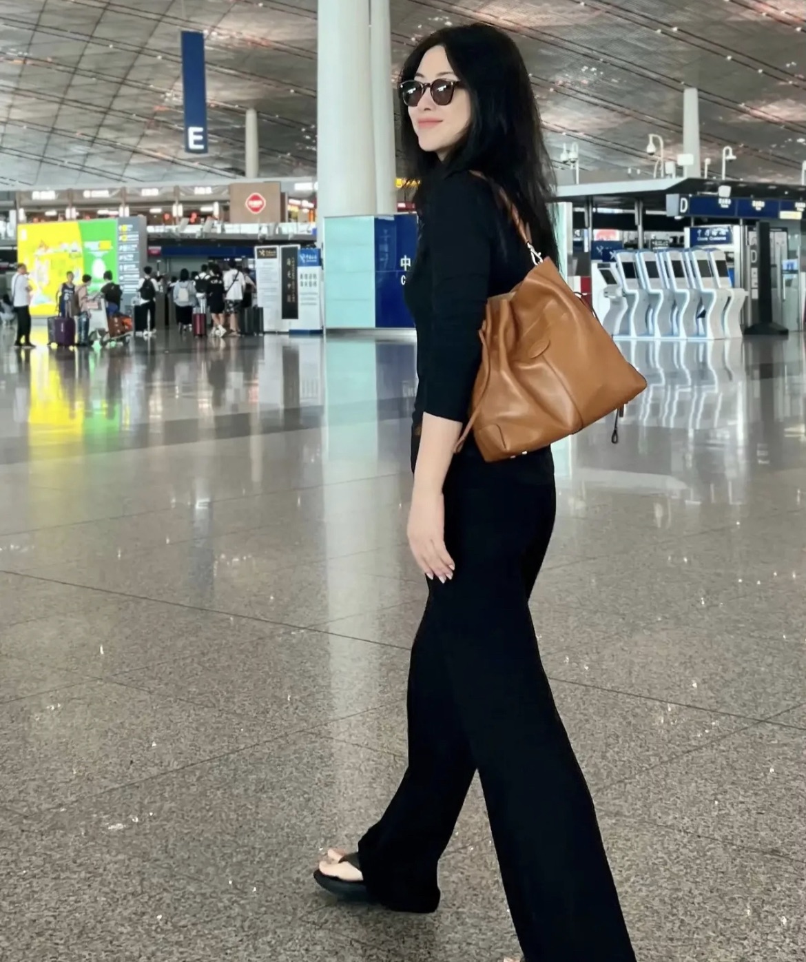 朱珠现身机场,穿搭时髦仿佛走路都"带风",真不像娃儿妈
