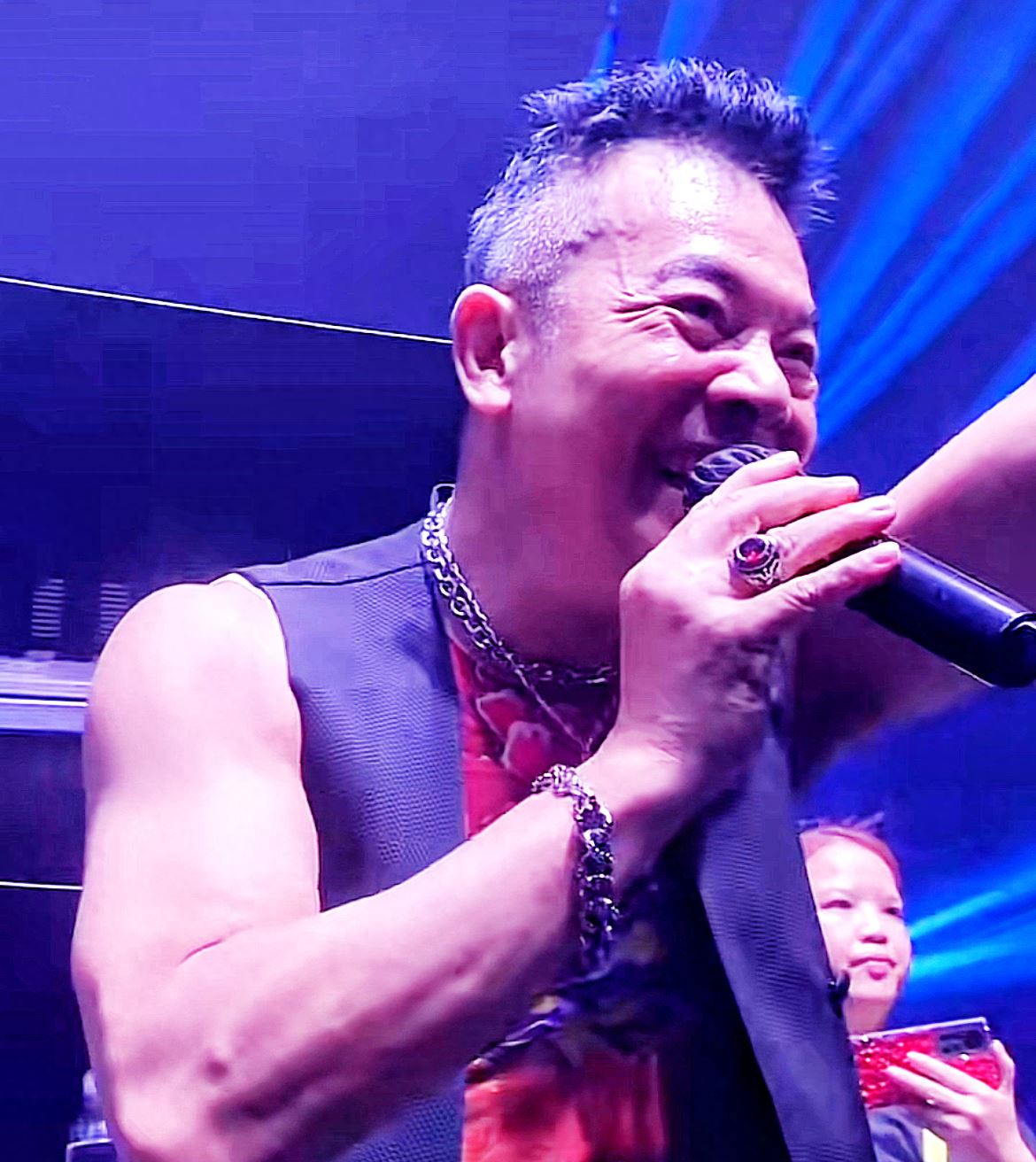 徐州惊现华仔铁粉!62岁吴毅将唱响酒吧