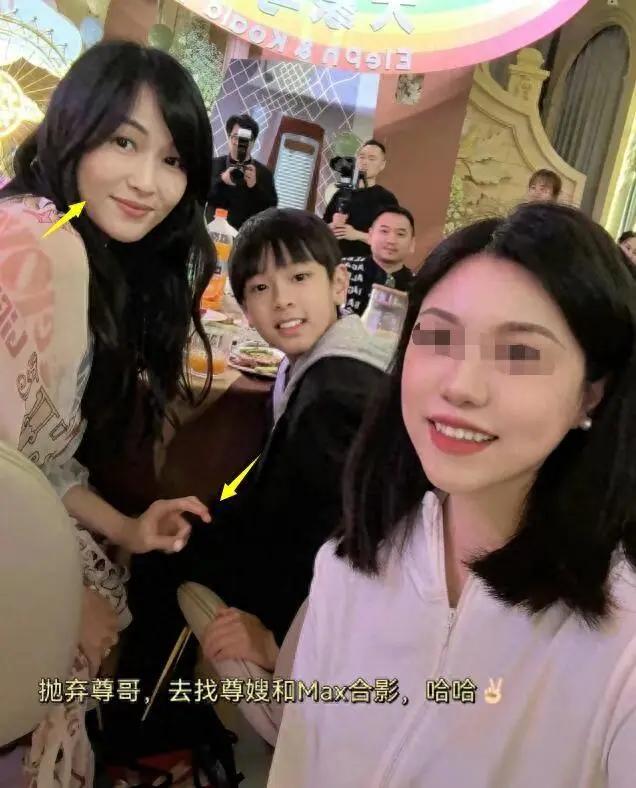 吴尊生日摆22桌筵席请粉丝,43岁妻子满脸疲惫,酒席菜色引争议!