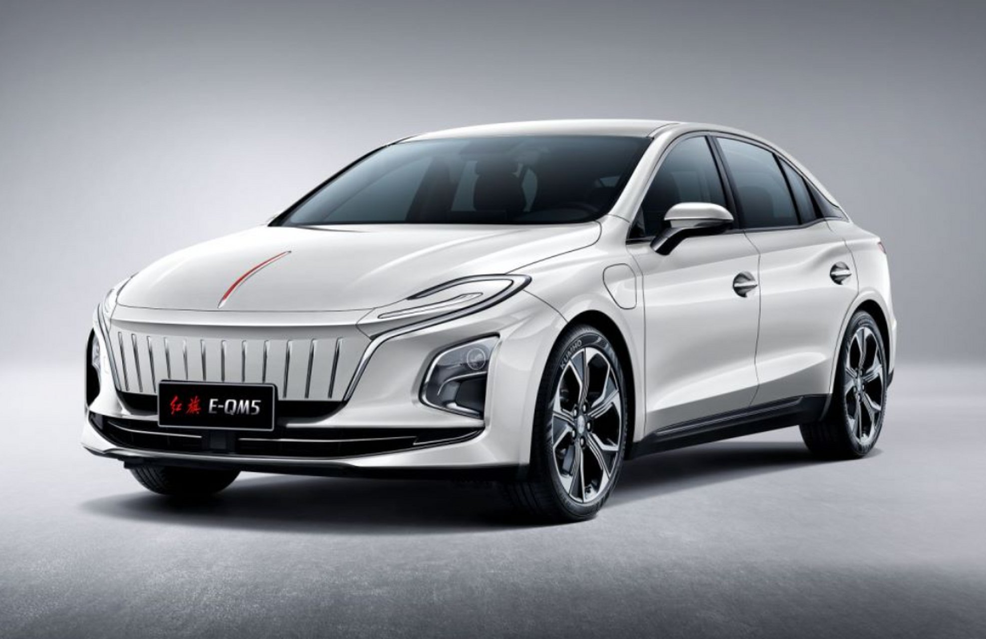 红旗eqm5是一款拥有科幻感和国风元素的电动轿车,价格低至14.98万元.