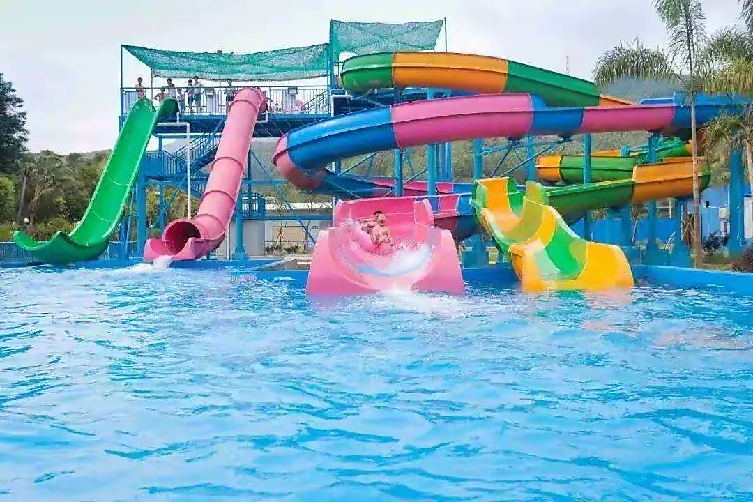 大庆一水上乐园挤满戴泳圈游客,景区限流,卫生局:常做水质检测