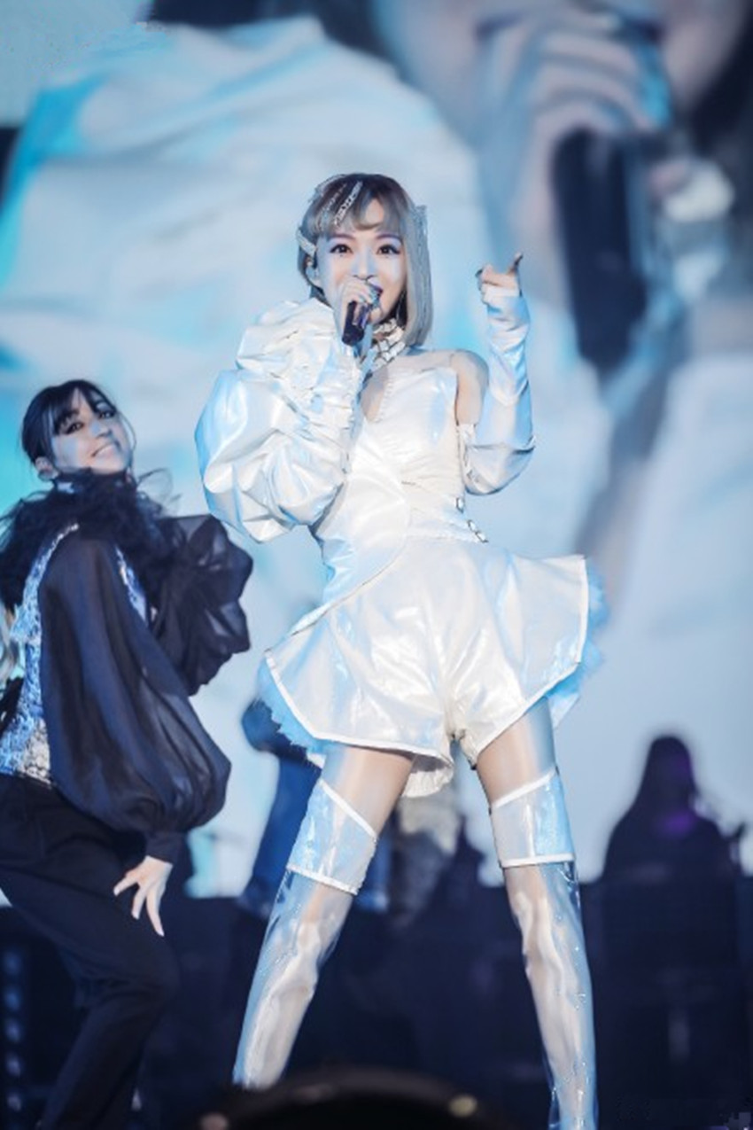 张韶涵演唱会亮色丝袜造型惊艳登场,前排排观众大饱眼福!