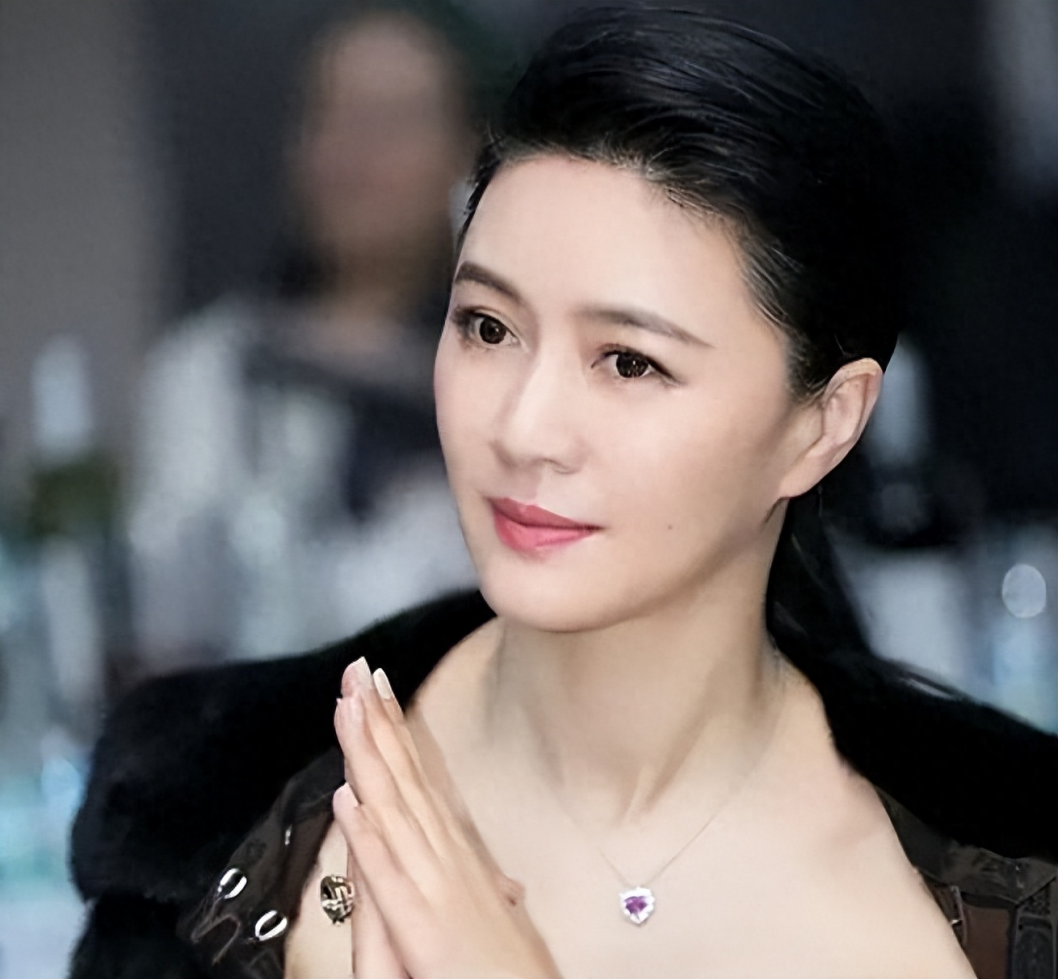 田海蓉:亿万富豪丈夫病死狱中,留下百亿财产,她的选择让人泪目