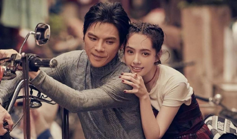 向佐一家杭州游,腹肌惹眼,郭碧婷身材发福,泳池不摘口罩