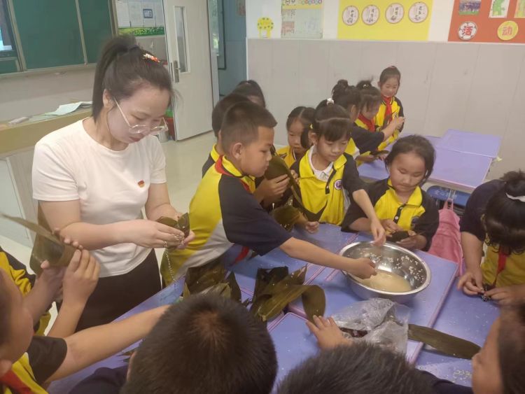 "粽"情端午,乐享安康——塔哈镇中心学校开展迎端午系列活动