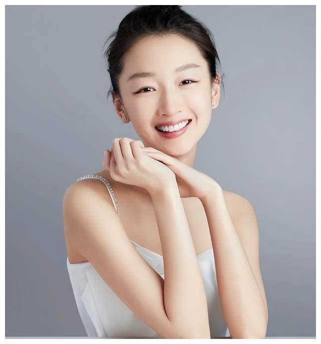 31岁周冬雨新加坡被偶遇!脸部圆润肿胀且无血色