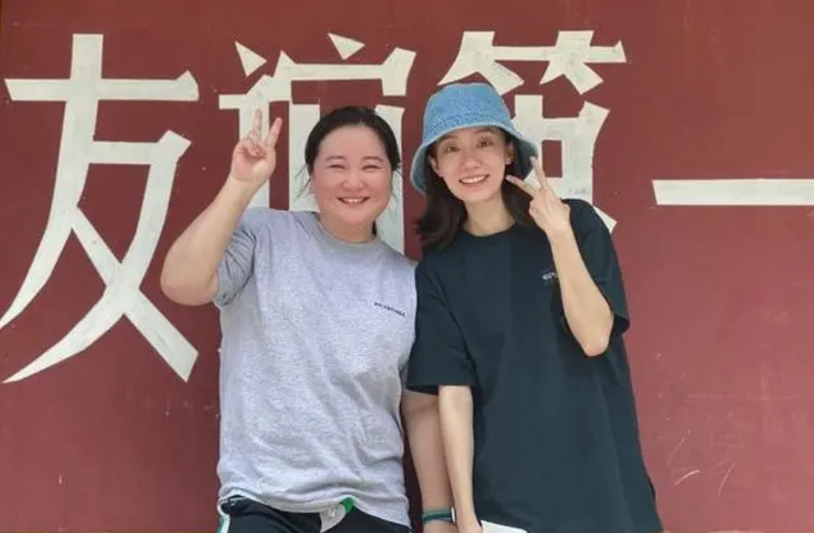 41岁贾玲与张小斐合照"赢麻了",两人身材相仿,贾玲瘦出脖子