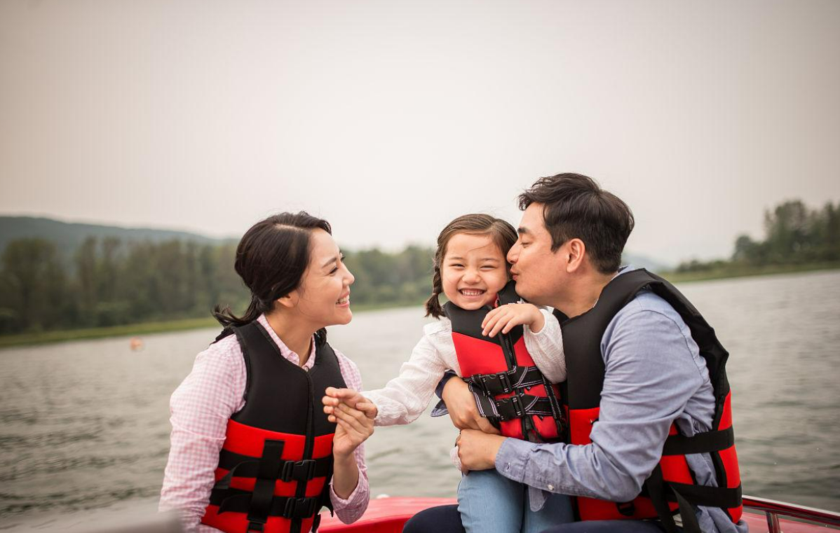 孩子拒绝父母的拥抱和亲吻，或与四个原因有关，父母别忽视