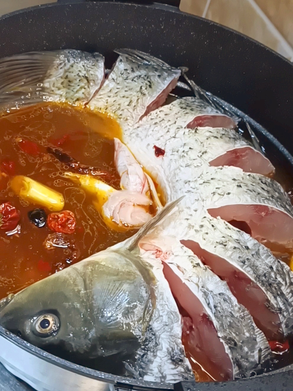 鲤鱼炖茄子家常做法,鱼肉鲜嫩茄子软烂入味