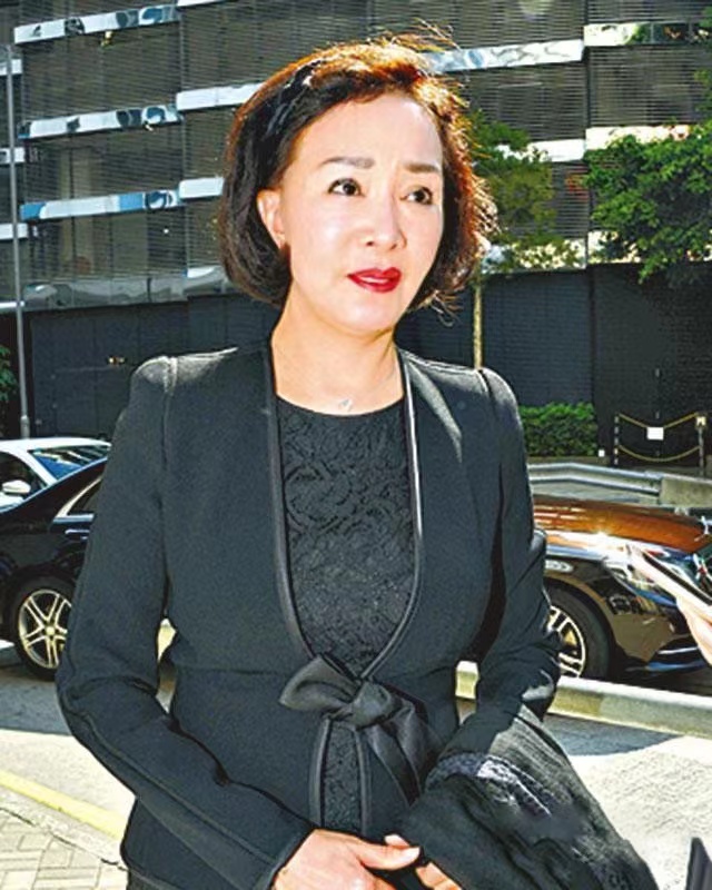 赵世光追求何莉莉7年,婚后她隐忍43年,获得70亿家产,值吗?