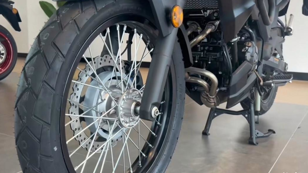 热度不及dl250,缺点不多的川崎versys-x300,适合摩旅