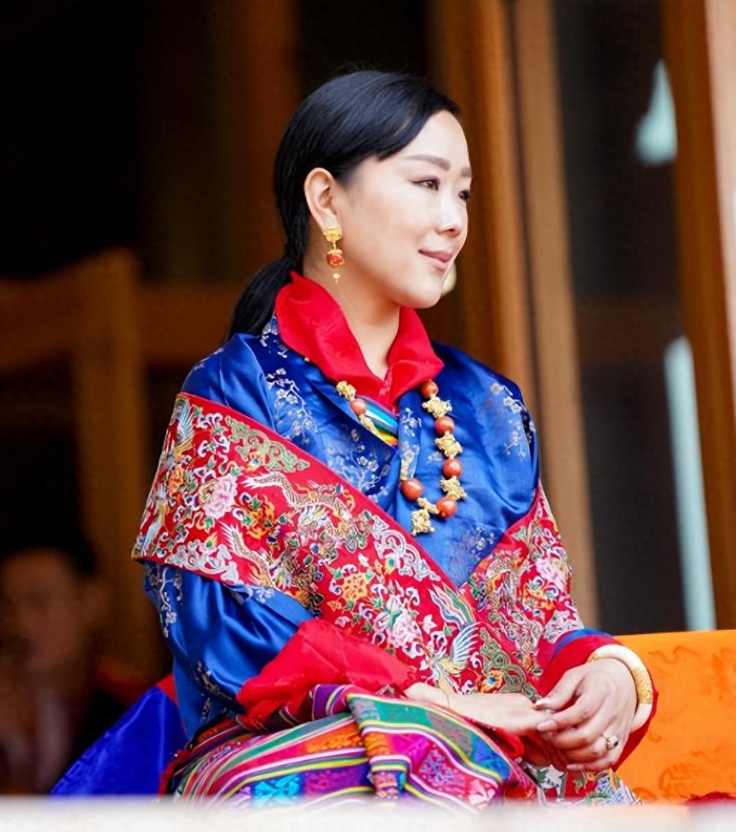 不丹王室成员集体亮相,唯独少了佩玛王后,连生3子照样没地位