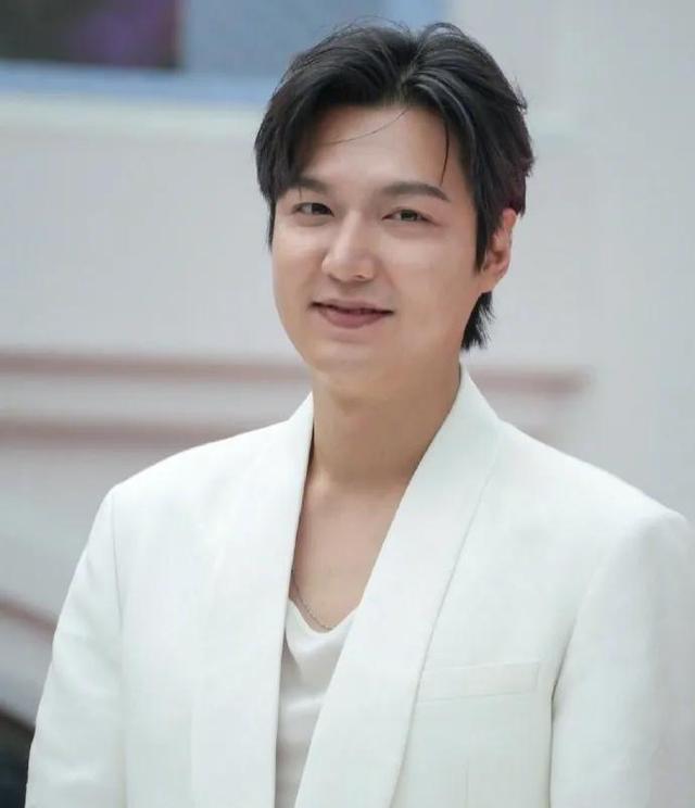 揭秘36岁李敏镐现状,面颊浮肿显"中年风"瞬间被包围,人气不减