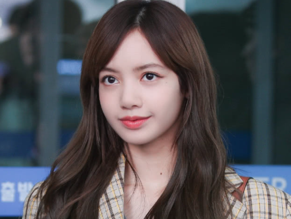 lisa尝试无刘海中分造型,青春美貌不减半分