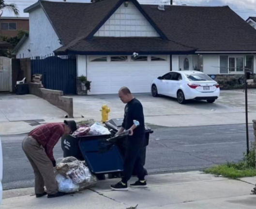 网红天哥借7万"润"到美国,夸赞热狗一块五,如今却捡垃圾维生