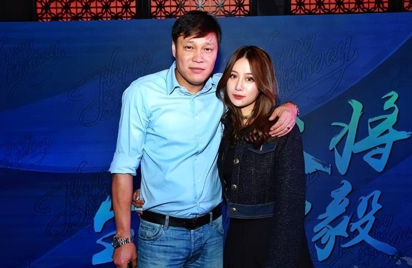 范志毅晒上海豪宅!内景曝光被嘲凌乱,与女儿玩耍被指像爷孙