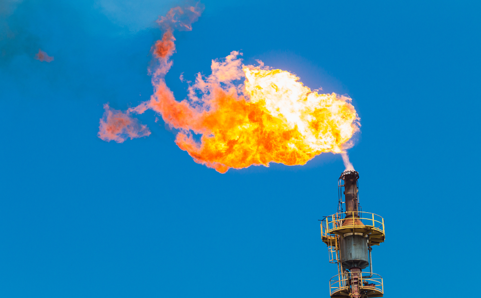 石油开采时,为什么有个管道一直喷火,会引起危险吗?