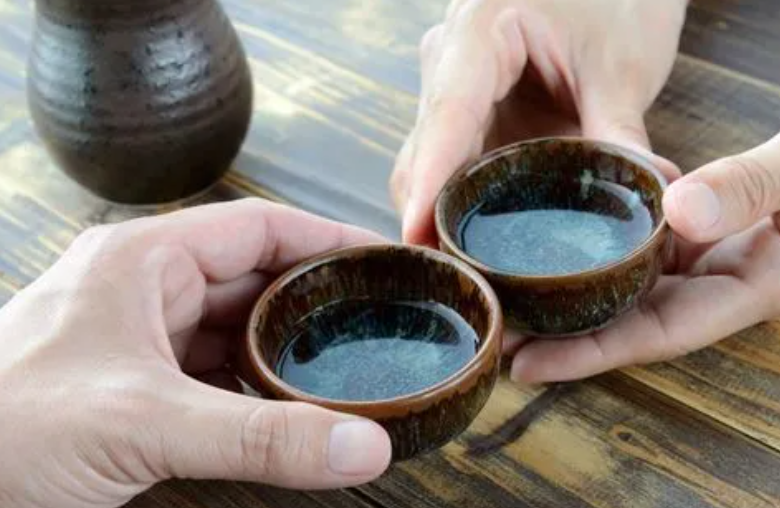 请人喝酒,倒酒千万别用"祭祀手",酒桌大忌,用错了得罪人