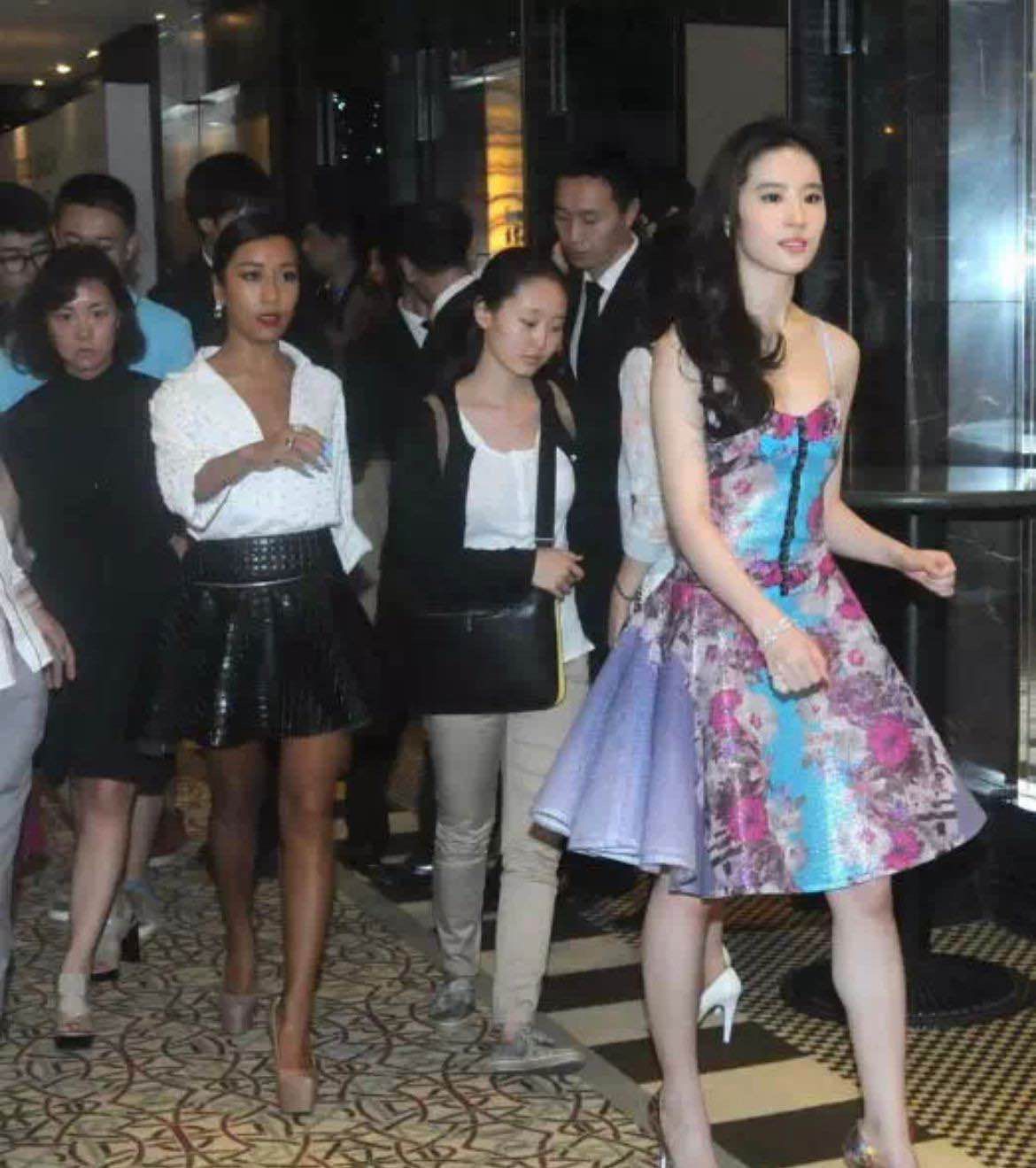 刘亦菲和吉克隽逸的合照,让我明白"肤色"真的不重要!