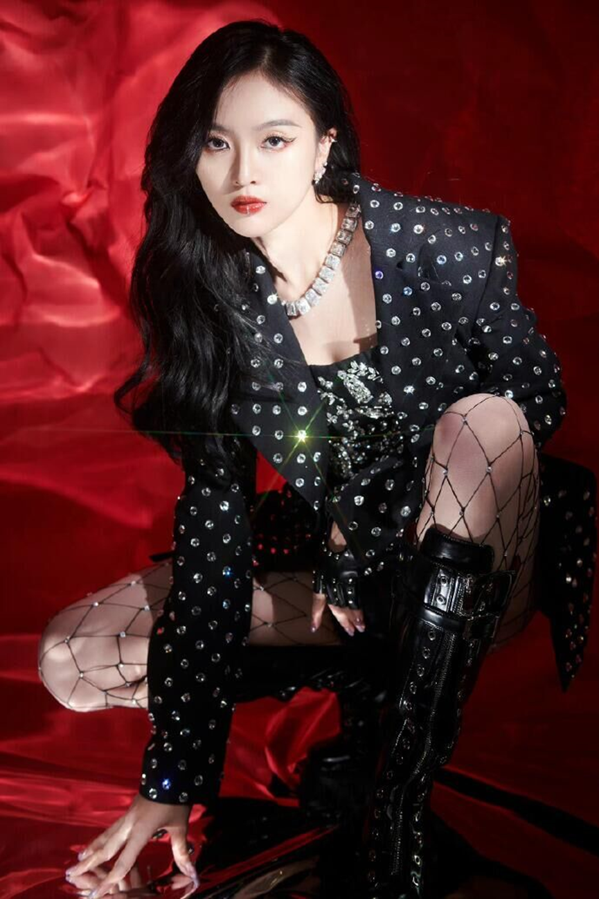 穿"渔网袜",还是得看吴宣仪!不仅显瘦,还很提气质