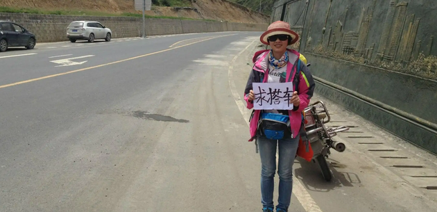 穷游川藏线的美女,露着大白腿在路边求搭顺风车,发生的一段往事