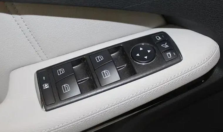 春风有信,花开有期,奔驰e260